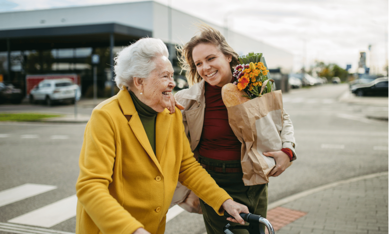 Pflegekraft mit Dame beim Einkaufen nach erfolgreicher Vermittlung
