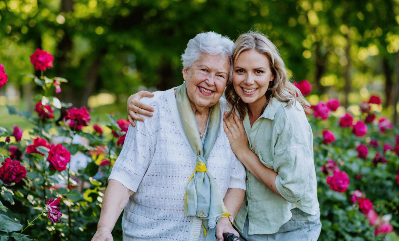 Pflegekraft in der 24 Stunden Betreuung mit Dame beim Spazierengehen